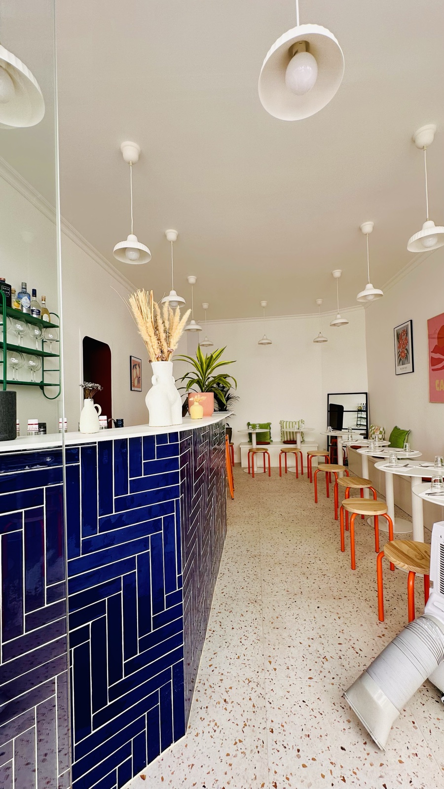Le comptoir en service, fleurs séchées et vaisselle posées sur le plan blanc.